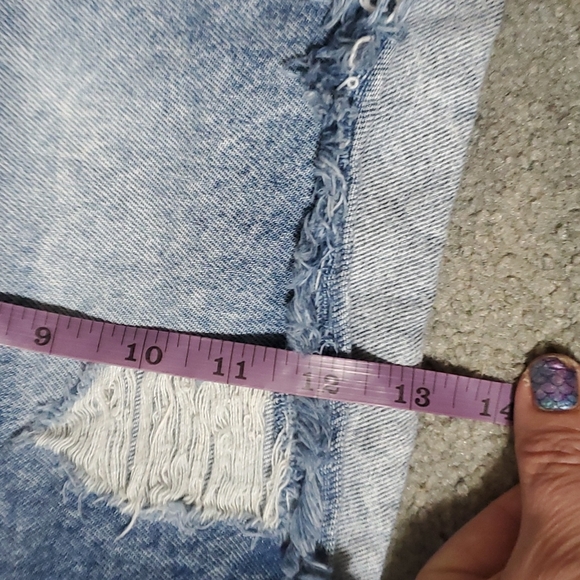 Juniors 15 Arizona distressed Jean shorts - Picture 7 of 7